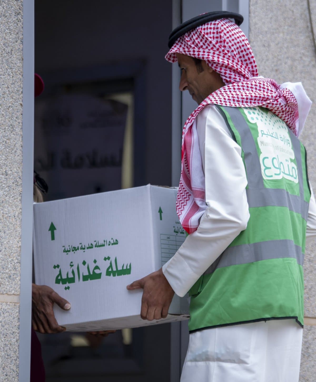 مجموعة من السلال الرمضانية تقدمها الجمعية بالشراكة مع #تعليم_القصيم لحراس المدارس